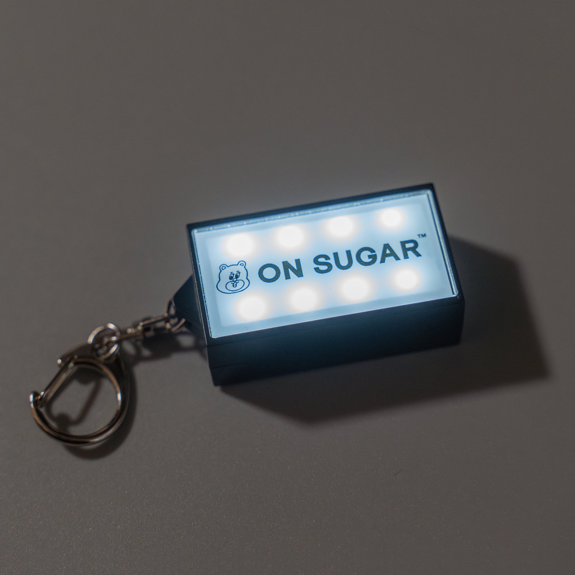 光るキーホルダー