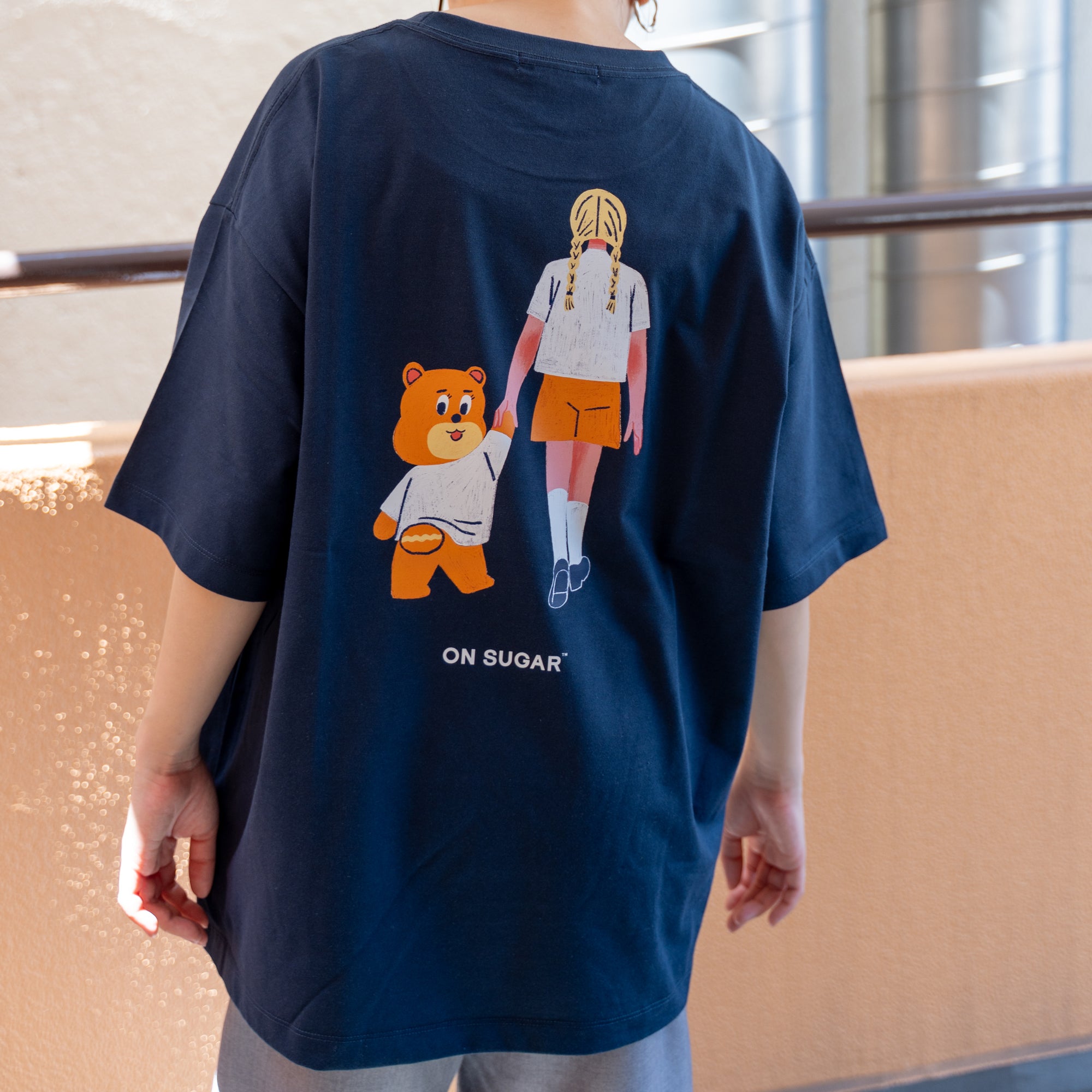 ON SUGAR × Yui Shiraishi｜コラボTシャツ “手をつないで”